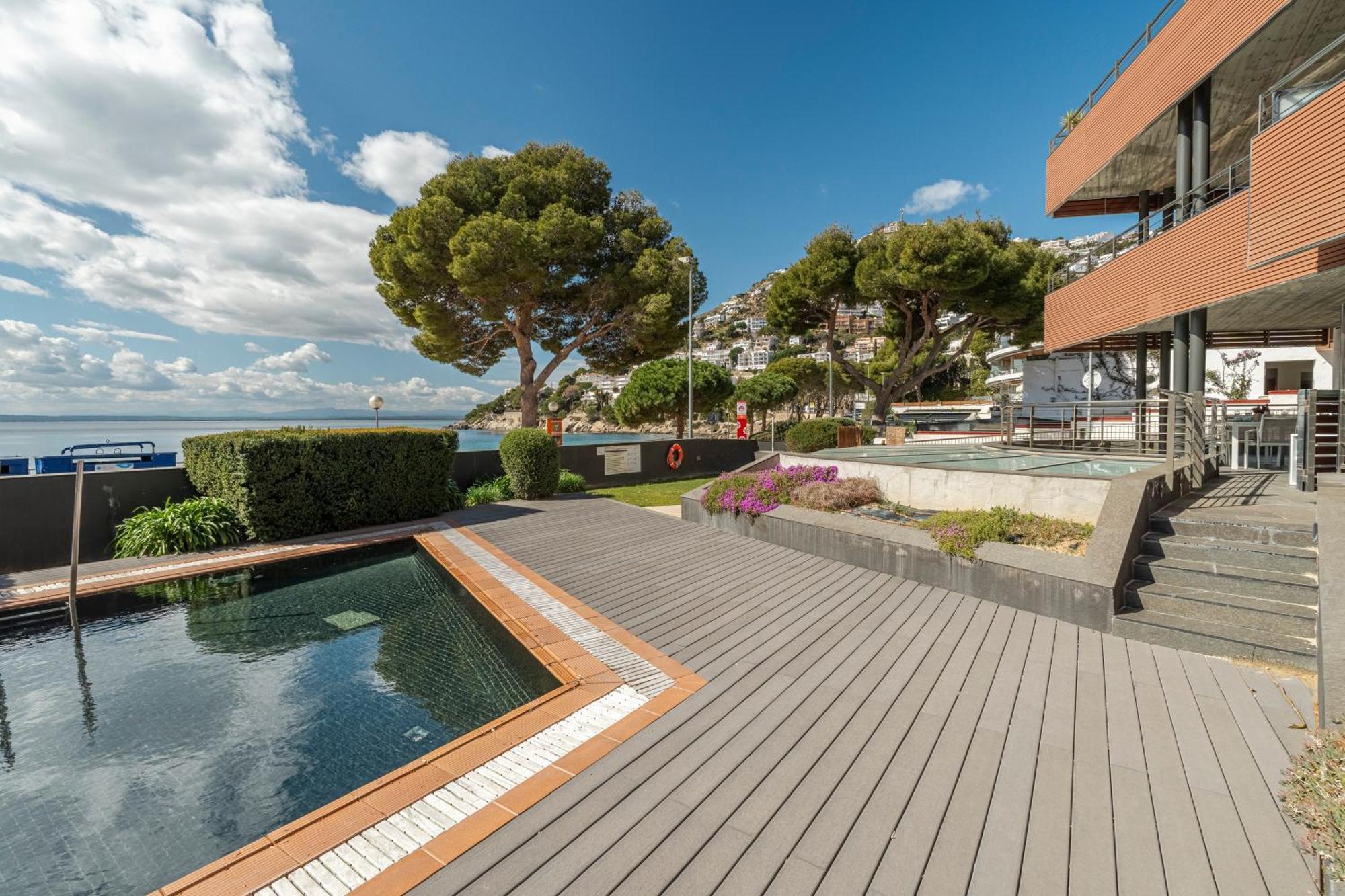 Apartamento Con Gran Terraza Delante Del Mar Roses Buitenkant foto